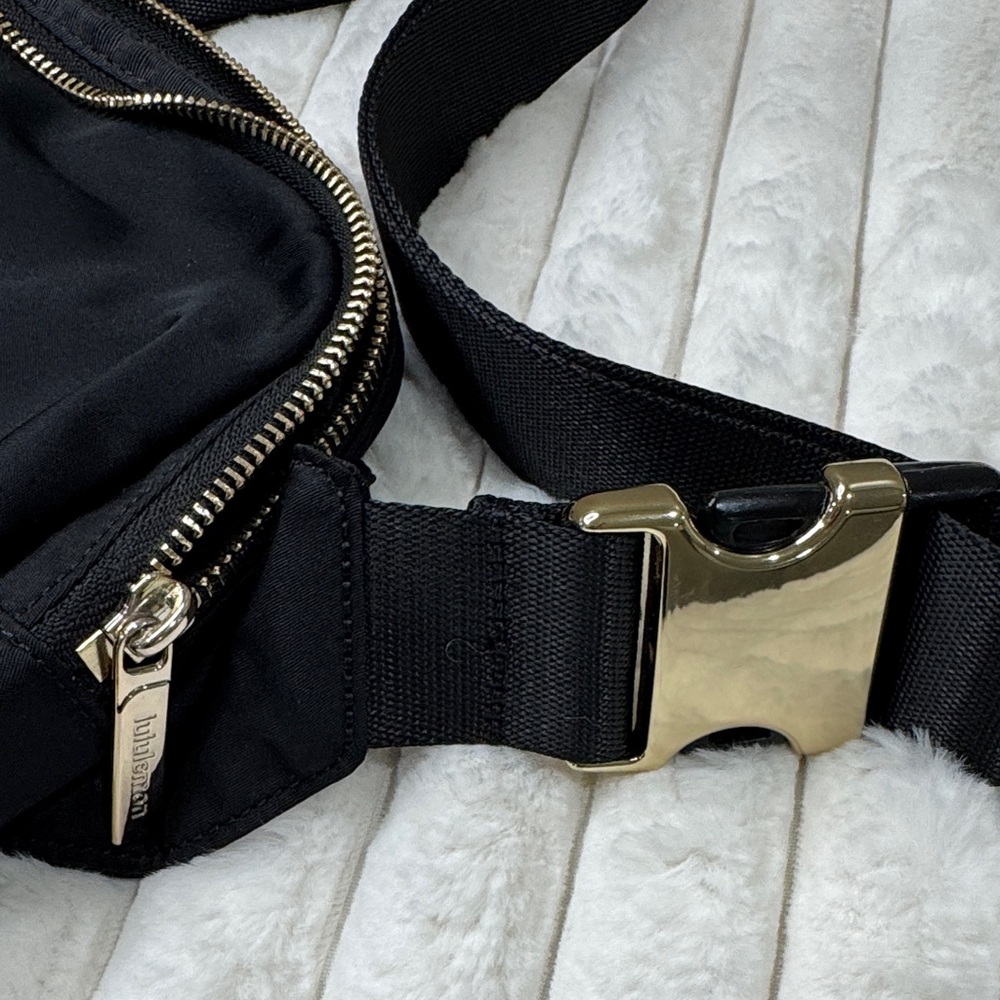 Retired Lululemon Everywhere Belt Bag Large 2L w/ Gold Hardware - Picture 9 of 10